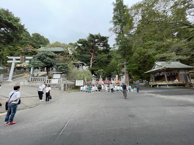 The Ebisu matsuri in context. The Ebisu matsuri and attendees are visible at the centre, while the torii and stairs to the main sanctuary are visible at the left, and the kaguraden is at the right.