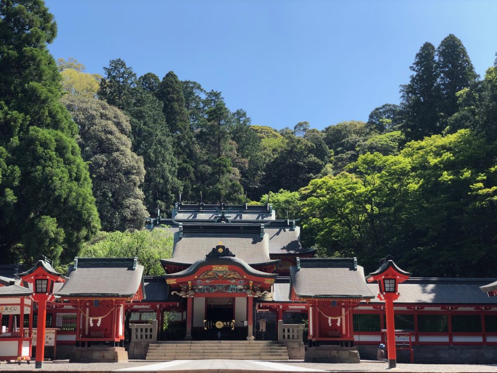 The main sanctuary buildings of Kirishima Jingū.